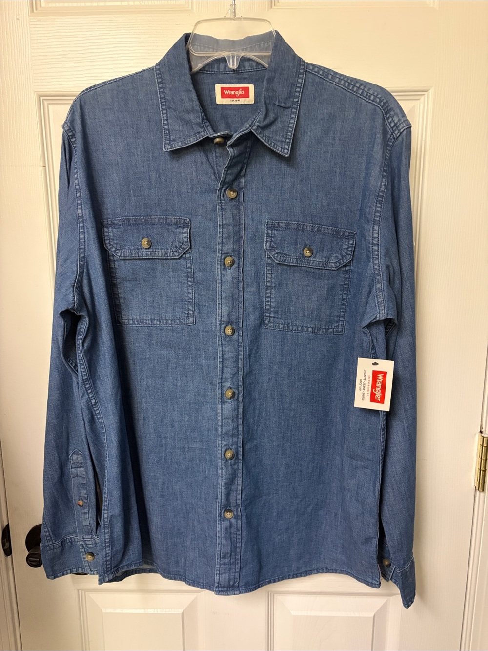 NWT Wrangler Men's cotton Light Blue Denim Button-Down Work Shirt